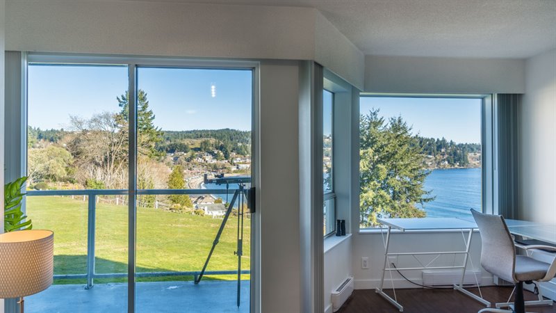 Living Room - Door to Deck