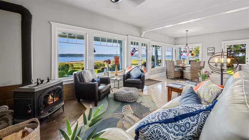 Bright Open Concept Great Room
