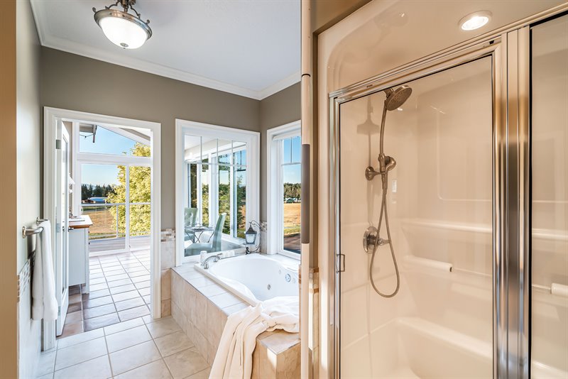 Ensuite - Door to Sun Room