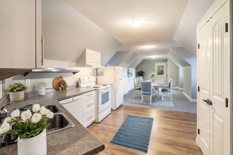 Upper Level Suite - Open Concept Living Area