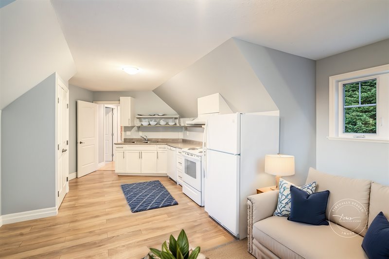Upper Level Suite - Open Concept Living Area