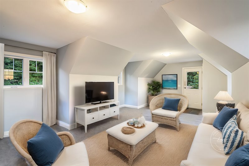 Upper Level Suite - Open Concept Living Area