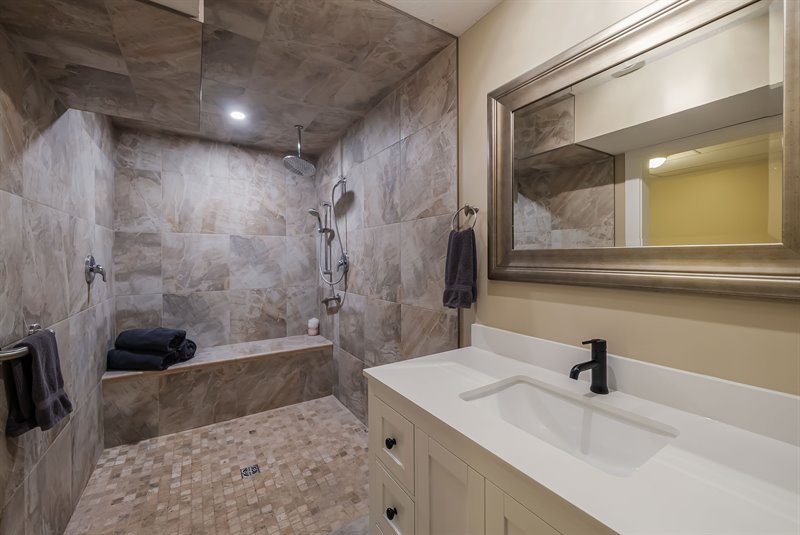 Guest Suite - Bath