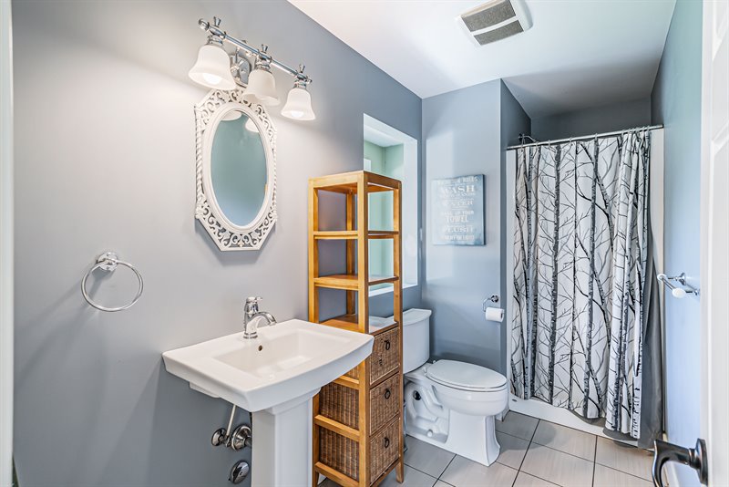 Upper Guest Suite - Bath