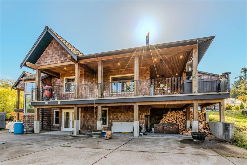 Exterior Back - Deck & Patio