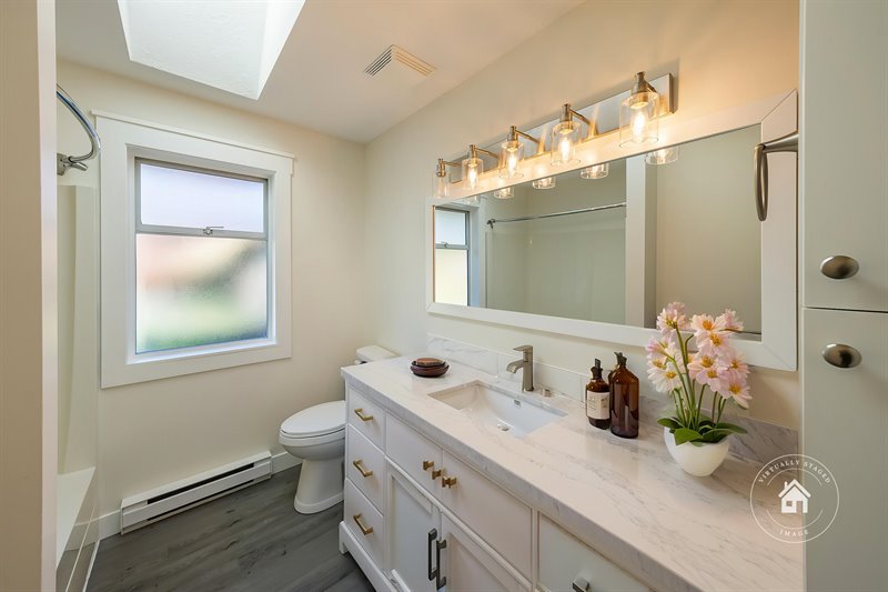 Main Bath (Virtual Staging)