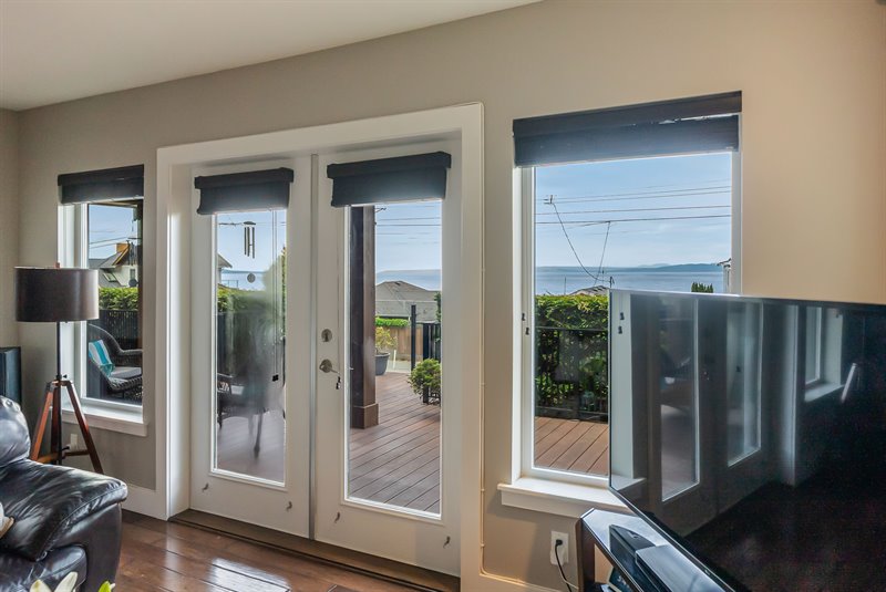 Living Room - Door to Deck