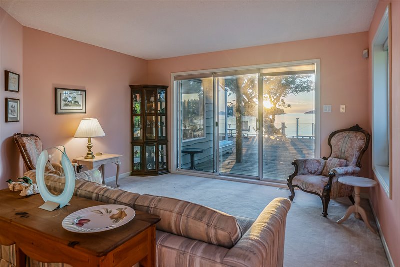 Living Room - Door to Deck
