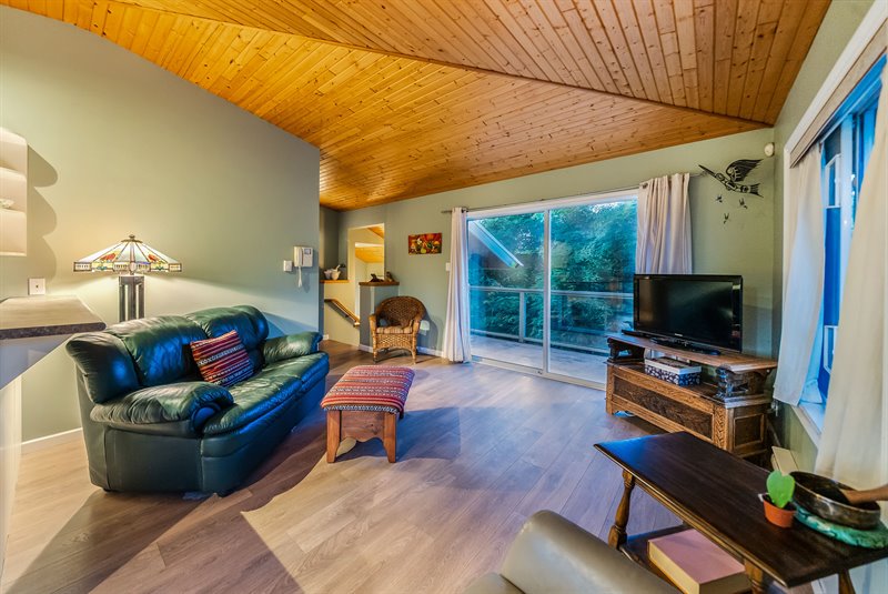 Guest Suite - Living Room - Door to Deck 1