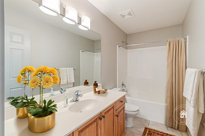 Main Bath (Virtual Staging)