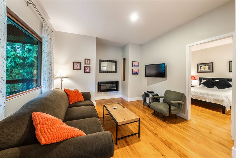 Guest Cottage - Living | Dining Room