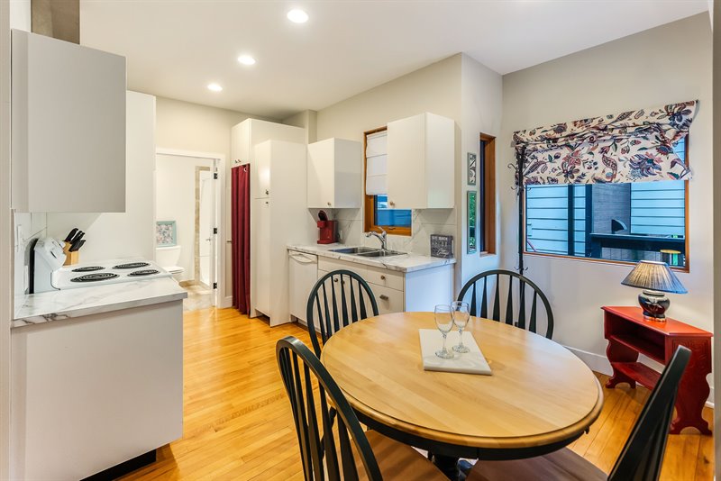Guest Cottage - Kitchen