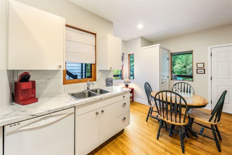 Guest Cottage - Kitchen