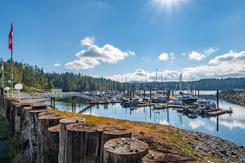 Minutes to Sunshine Beach Marina