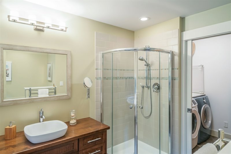 Ensuite - Door to Laundry Room 