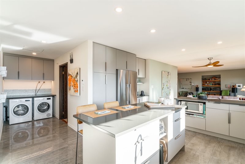 Kitchen & Laundry Area