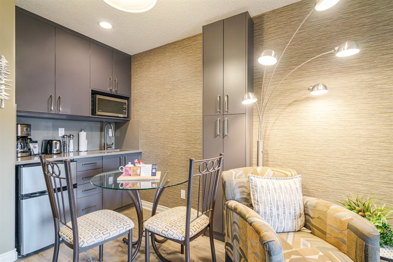 B-Side Suite - Kitchenette