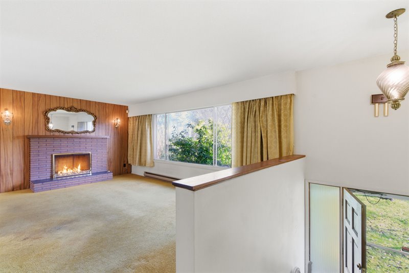 Foyer - Stairs to Upper Level