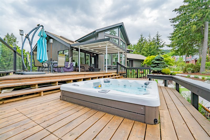Deck & Hot Tub