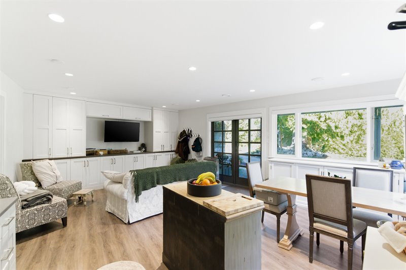 Suite 2 - Living & Dining Room