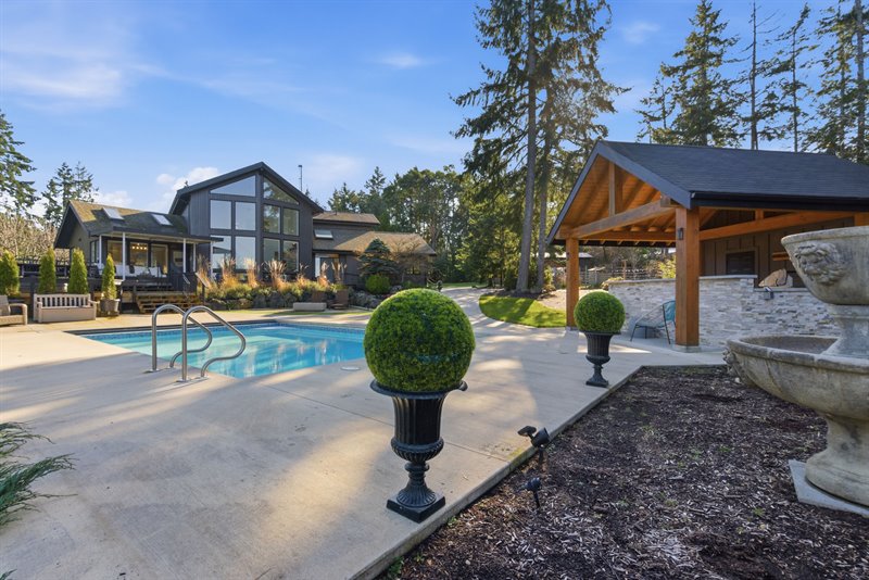 Swimming Pool & Outdoor Kitchen
