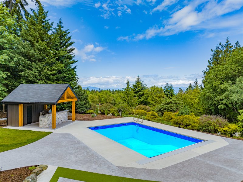Swimming Pool & Outdoor Kitchen