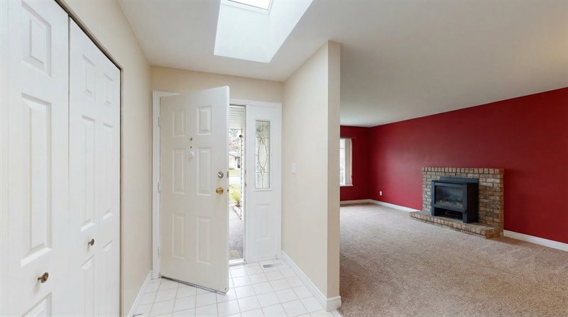 Foyer - Virtual Decluttering