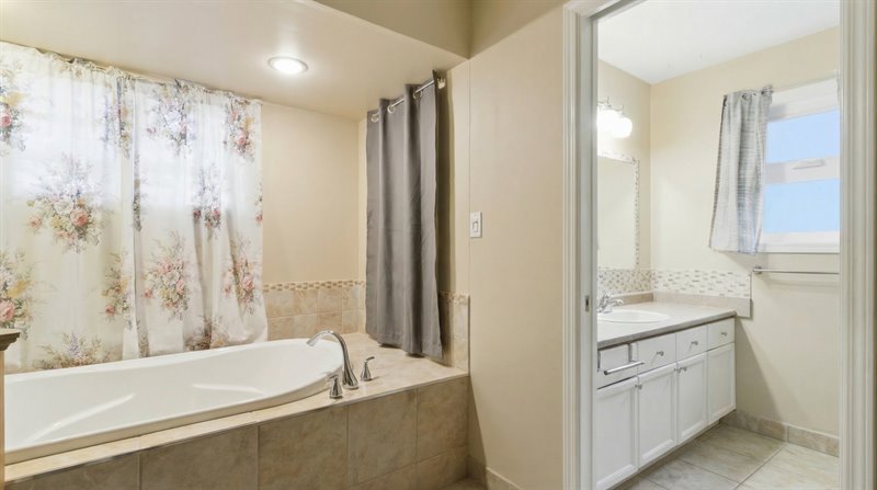 Ensuite - Virtual Decluttering