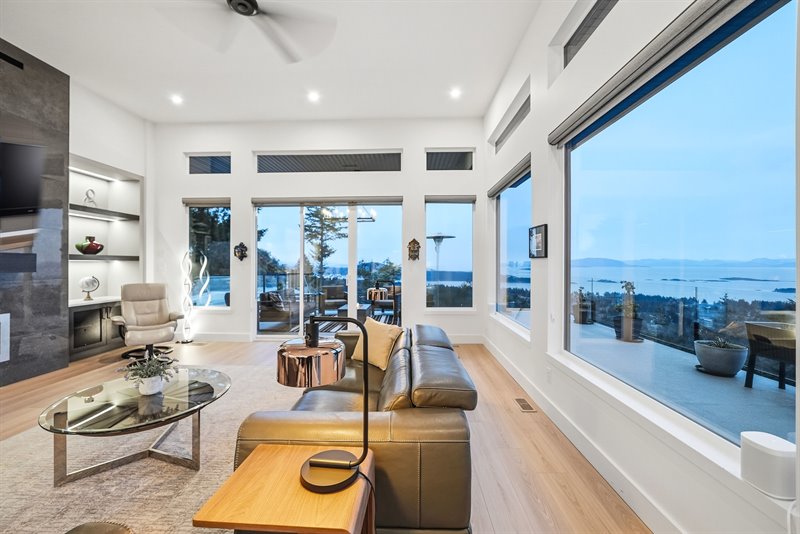 Living Room - Door to Deck