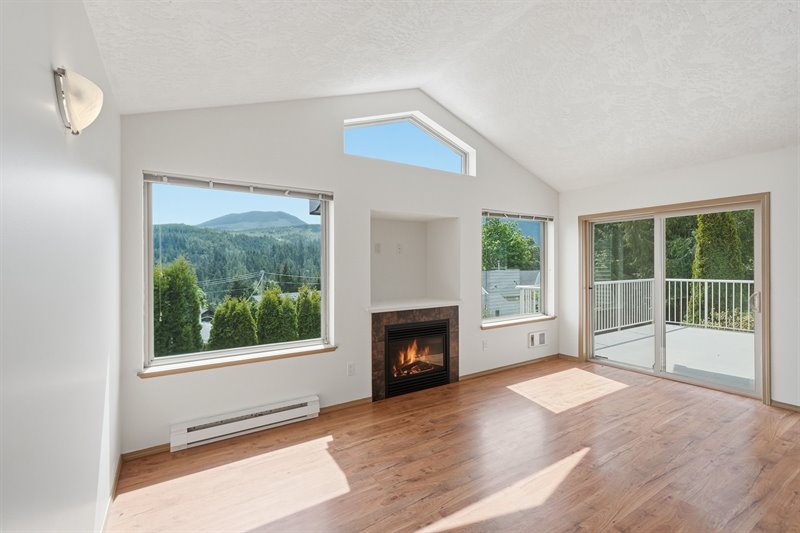 Living Room - Door to Deck