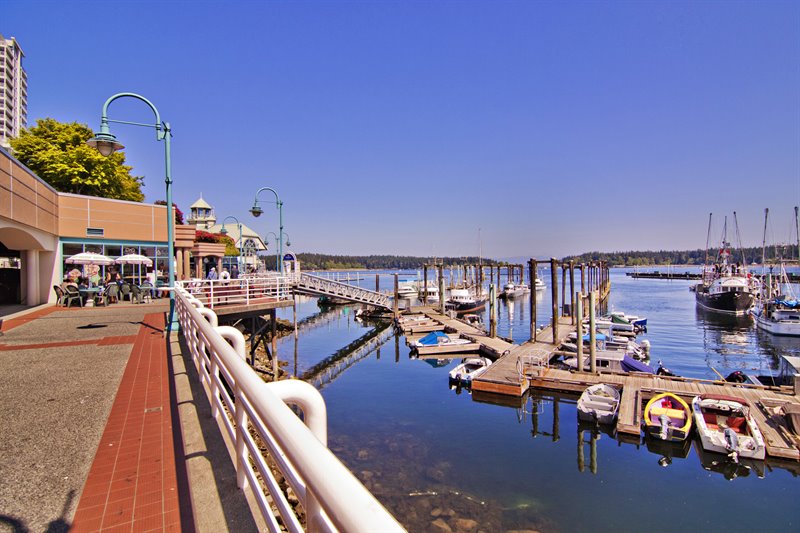 Walk to Downtown Shopping | Amenities