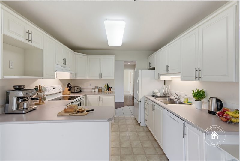 Kitchen (Virtual Staging)