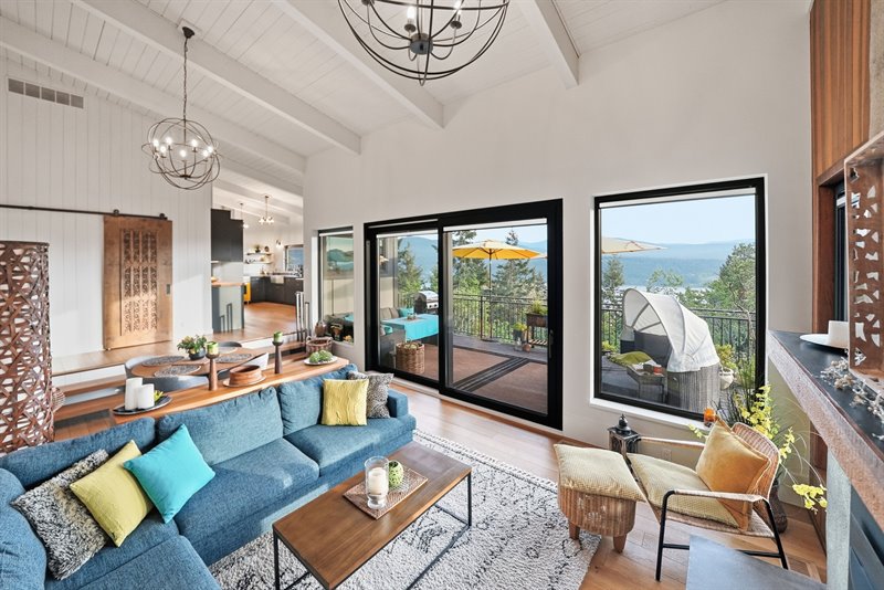 Living Room - Door to Deck