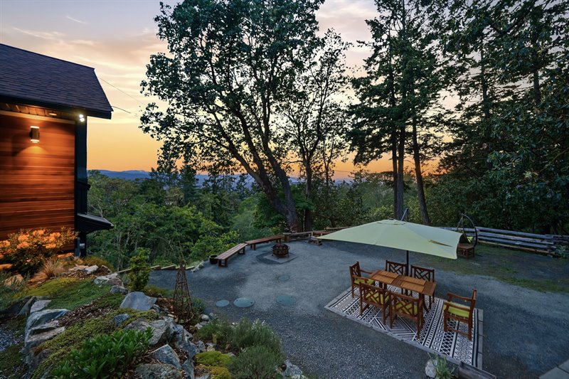 Outdoor Entertaining Area (Twilight)