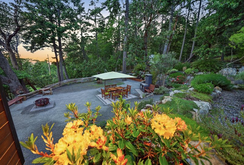 Outdoor Entertaining Area (Twilight)