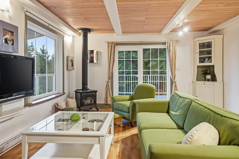 Living Room - Door to Deck