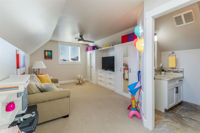 Upper Level Bonus Room