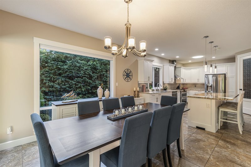 Dining Area | Kitchen
