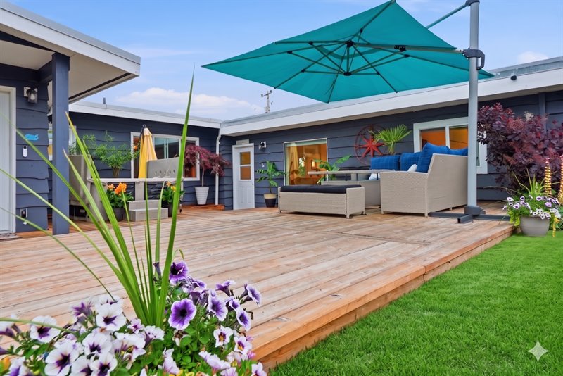 Entertainers Deck (Enhanced Landscaping)