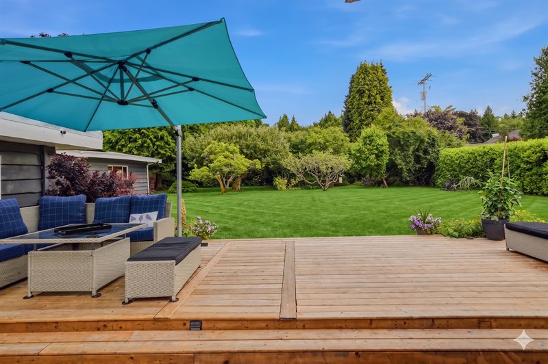 Entertainers Deck (Enhanced Landscaping)