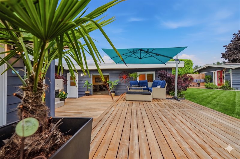 Entertainers Deck (Enhanced Landscaping)