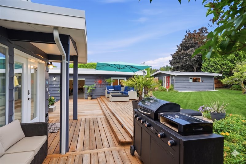 Entertainers Deck (Enhanced Landscaping)