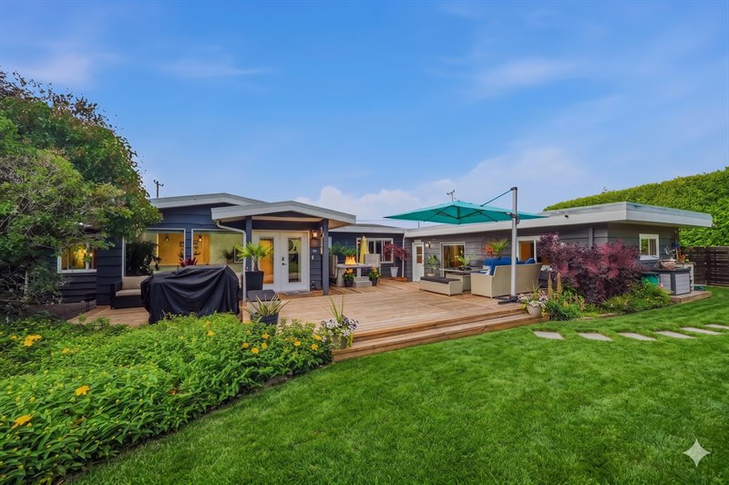 Entertainers Deck (Enhanced Landscaping)