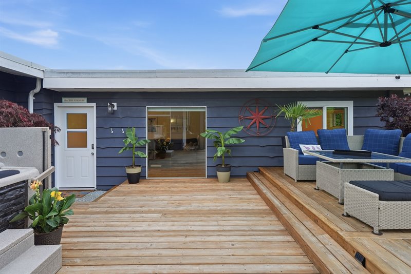 Entertainers Deck - Door to Guest Cottage