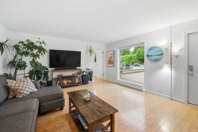 Guest Cottage - Living | Dining Area