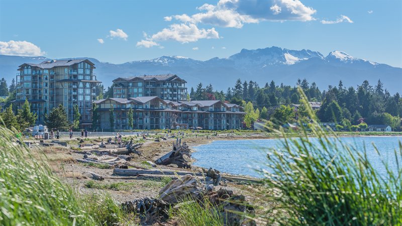 Minutes to the Beach and Oceanfront Walkway