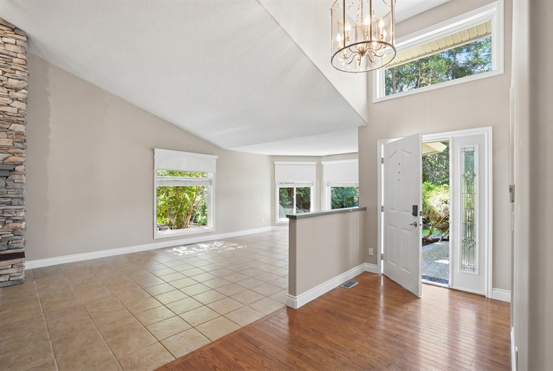 Foyer (Virtual Decluttering)