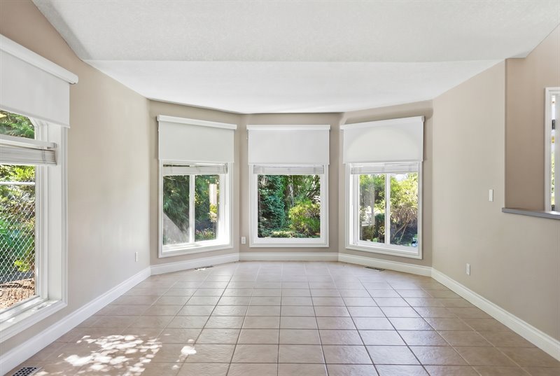 Living Room (Virtual Decluttering)