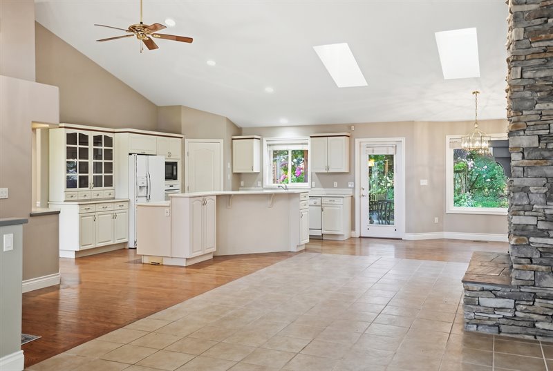 Family Room - Kitchen | Dining Room (Virtual Decluttering)