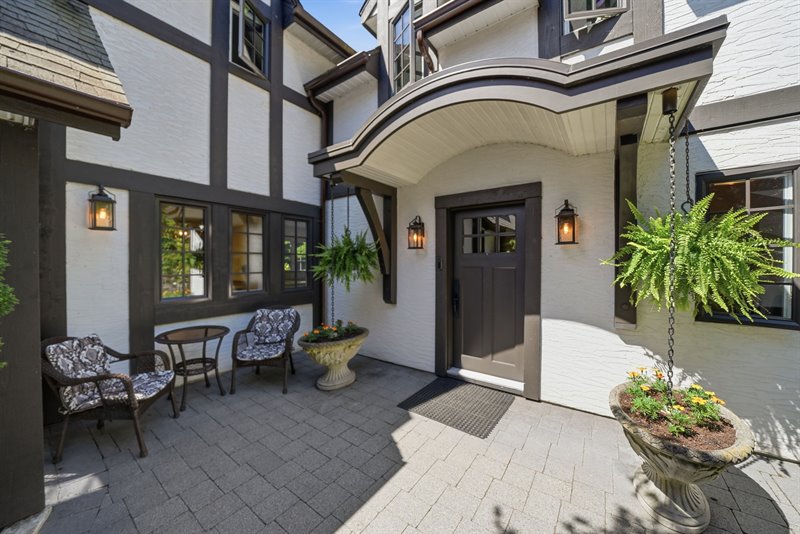 Forecourt Patio | Entry